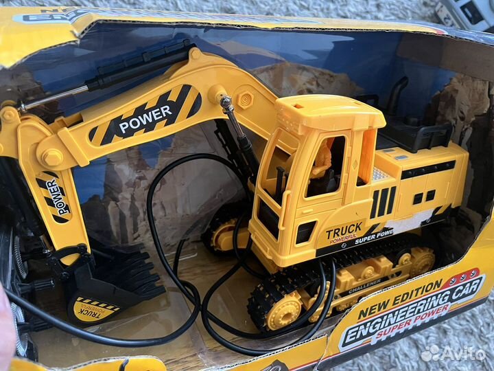 Экскаватор с пультом