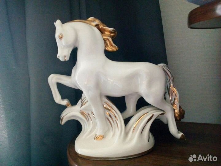 Конь фарфоровый