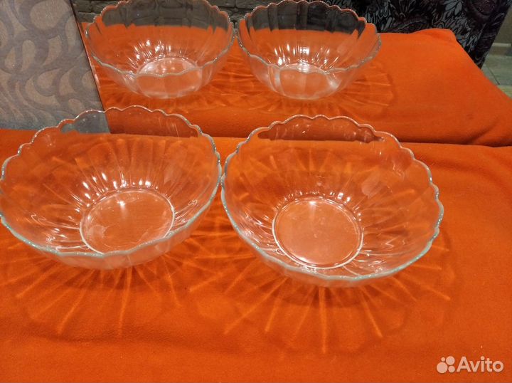 Салатники новые и набор сервиза остатки