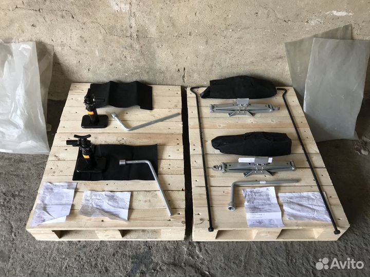 Набор инструментов УАЗ (домкрат, балонный ключ)