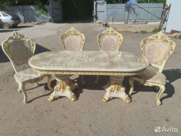 Стол и стулья