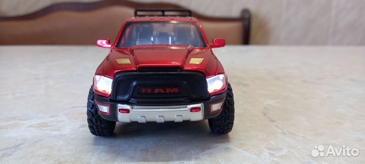 Модель пикапа Dodge RAM 1/32