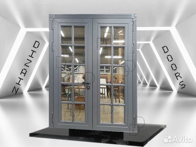 Входная дверь с максимальным остеклением