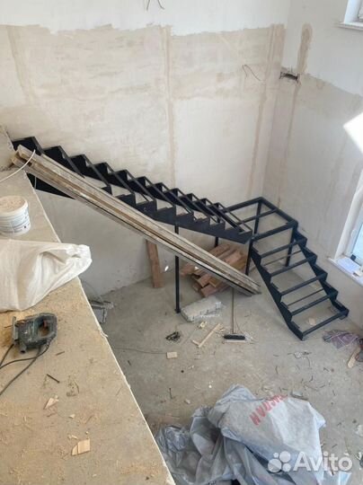 Лестница на металлокаркасе изготовление под ключ