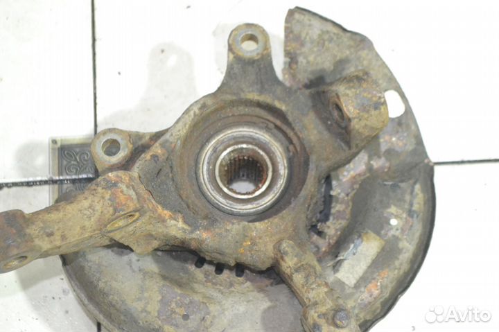 Поворотный кулак передний левый Toyota Yaris