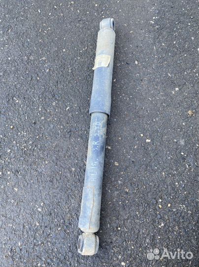 Задний правый амортизатор Toyota Hilux 8 2GD-FTV