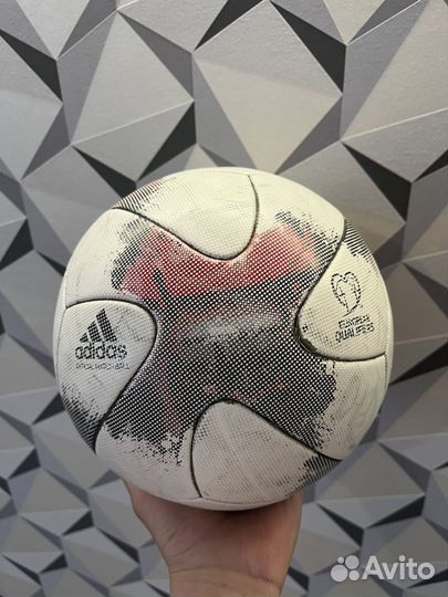 Футбольный мяч adidas Euro