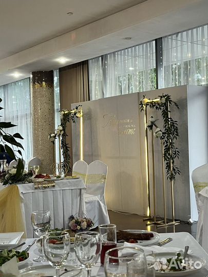 Стойка для фотозоны с подсветкой в аренду