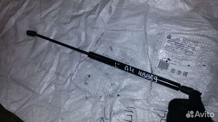 Амортизатор крышки багажника задний Skoda Octavia