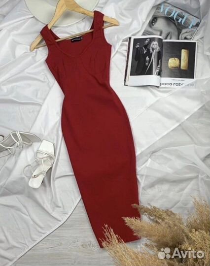 Платье prettylittlething