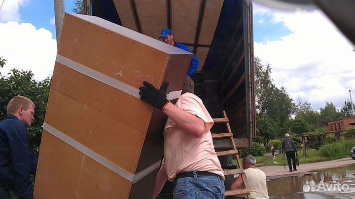 Грузчики. Бригада грузчиков. Рабочие руки