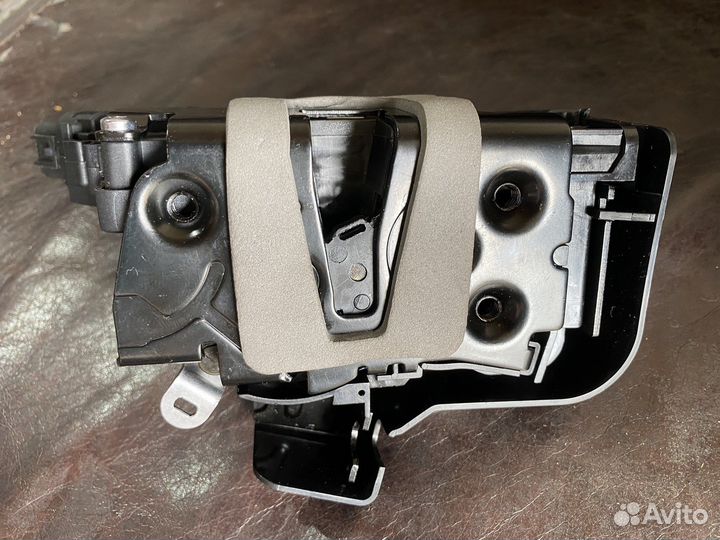 Замок двери передней правый Форд Фокус 2 дорестайл