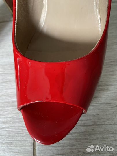 Лаковые красные туфли