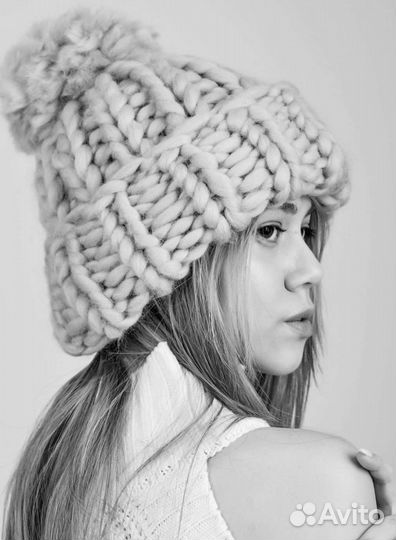 Серая шапка крупной вязки с помпоном