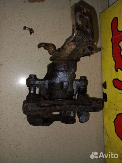 Суппорт задний правый Nissan Almera N16