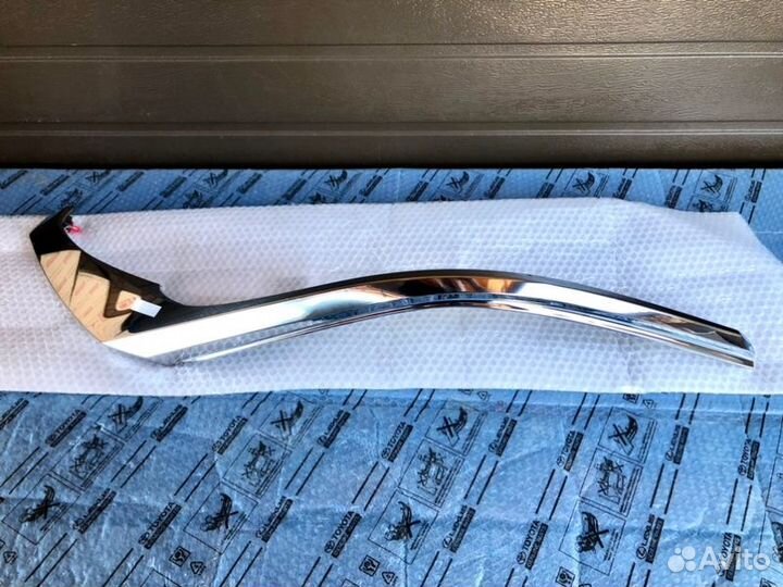 Хром фары передний правый Toyota Fortuner 2