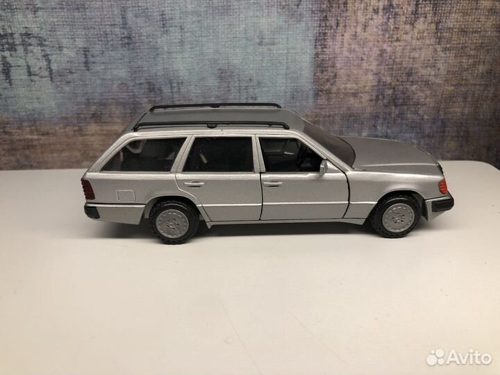 Conrad 1/35 Mercedes-Benz W124 4matic