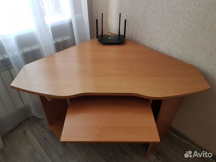 Угловой компьютерный стол