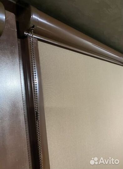 Рулонные шторы в коричневом коробе РКК-6714