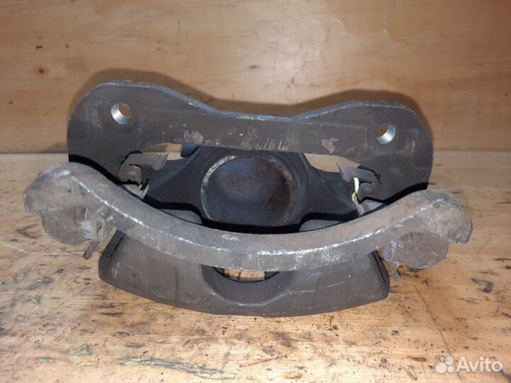 Суппорт передний левый Mitsubishi Lancer Cargo