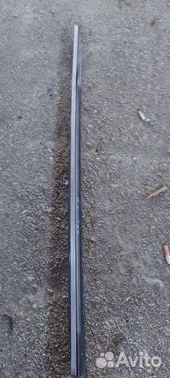 Молдинг стекла передний левый на Mercedes W140