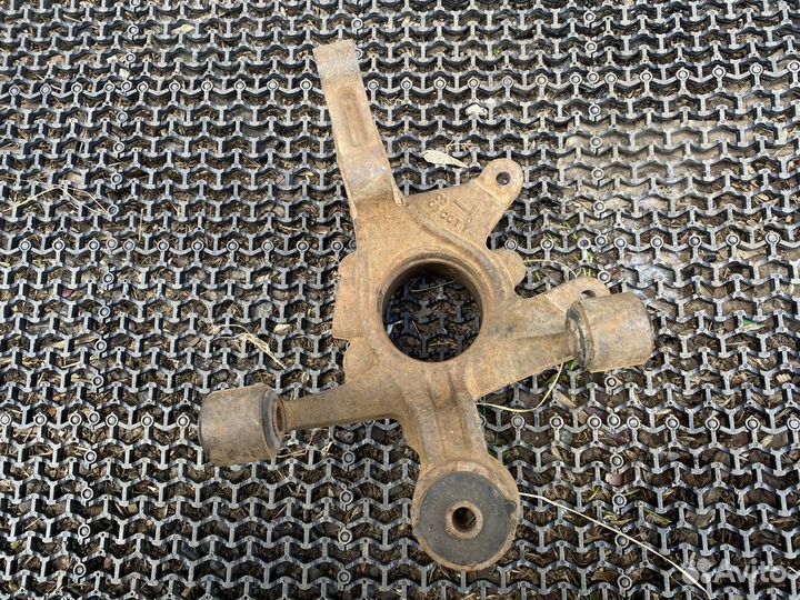 Кулак задний левый Туксон 1 Hyundai Tucson