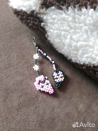 Брелок из бисера с hello kitty