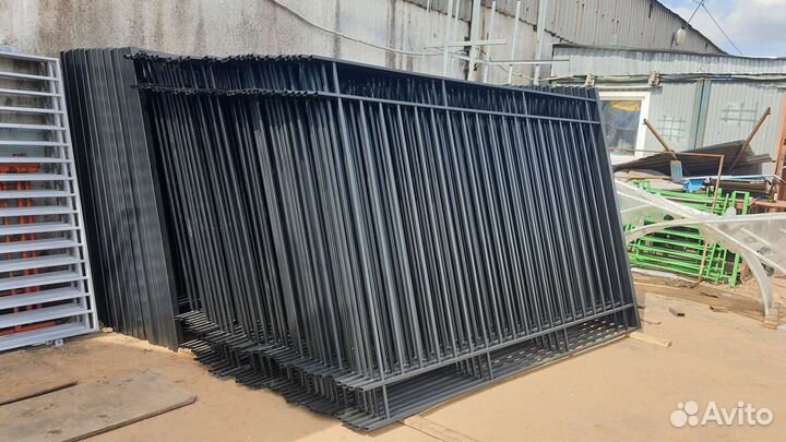 Забор металлический и откатные ворота