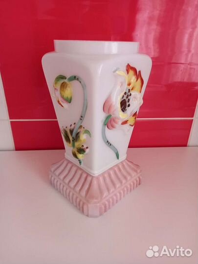 Ваза старинная. Маки, молочное стекло