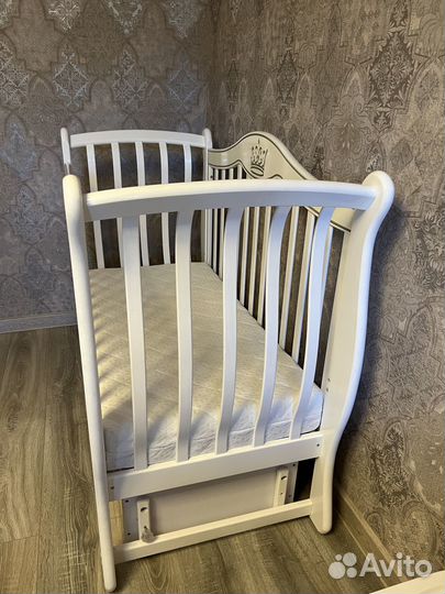 Детская кроватка с маятником
