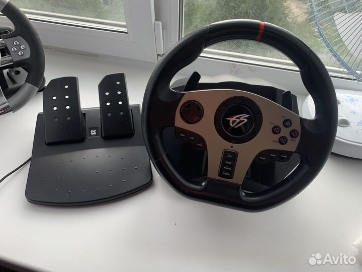 Игровой руль с педалями