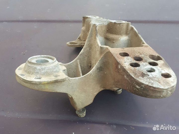 Левый кронштейн подрамника ауди а6 с5