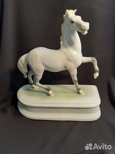 Фарфоровая статуэтка лошади