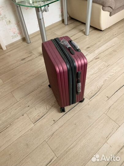 Чемодан на колесах размер m