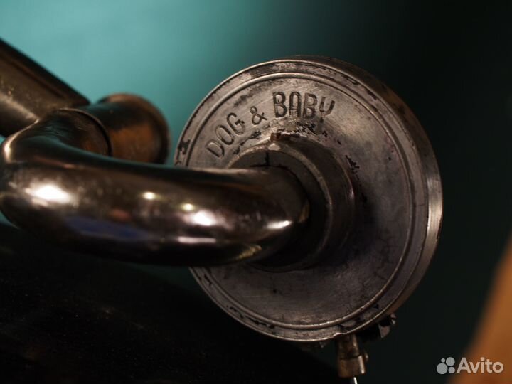 Старинный граммофон His Master's Voice. Лондон