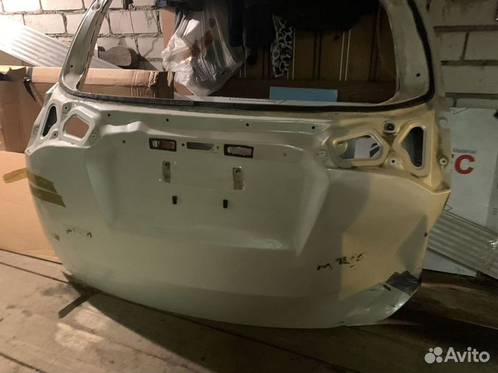 Задняя дверь багажника toyota rav 4