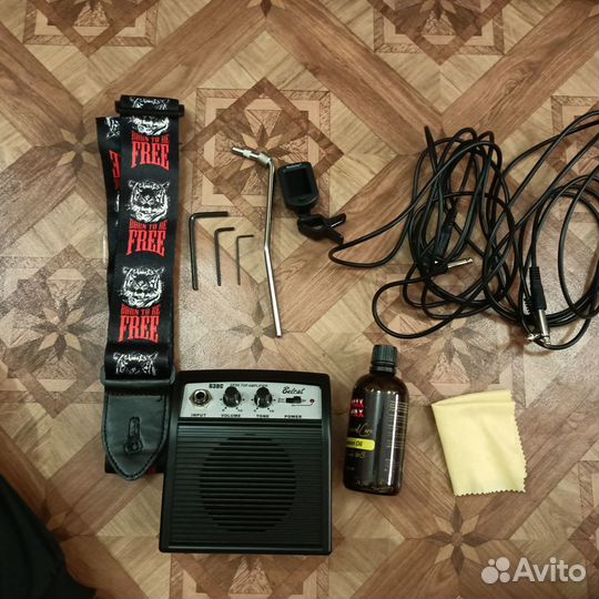 Отдаю электро гитару Бостон
