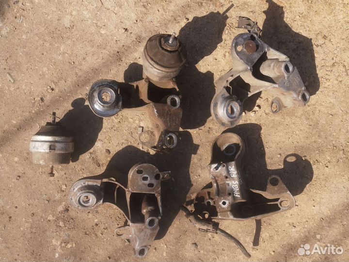 Кронштейн двигателя Audi a4b5/ Passat B5