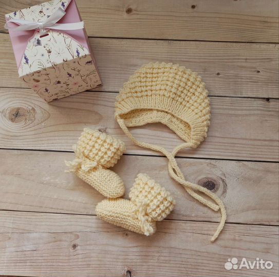 Комплект чепчик и пинетки