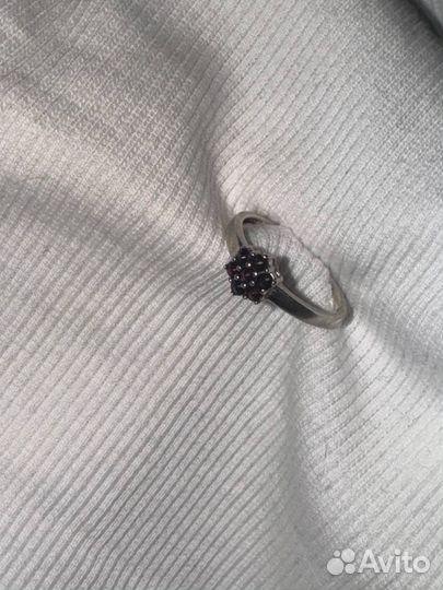 Серебряное кольцо цветок с гранатами
