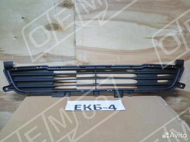 Решетка в бампер нижняя Митсубиси Аутлендер 3