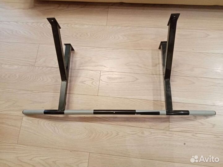 Турник настенный