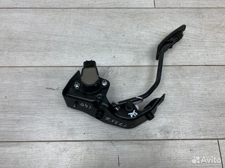 Педаль газа Toyota Avensis универсал 3ZZ-FE 2008