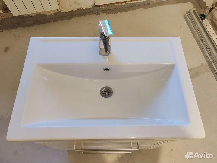 Раковина с тумбой и смесителем