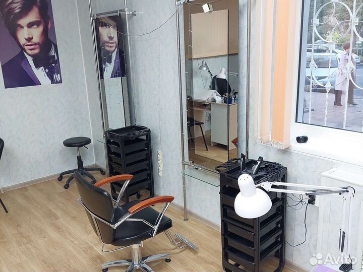 Требуются парикмахер и мастер ногтевого сервиса