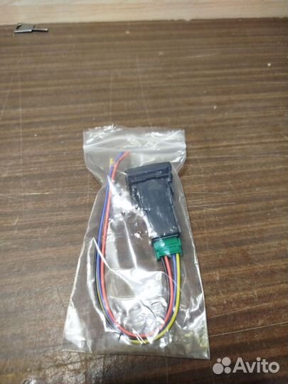 Кнопка открытия багажника Toyota