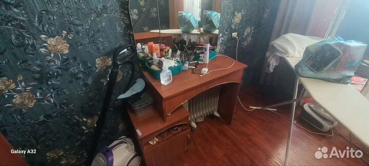 Столик с зеркалом