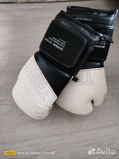 Боксерские перчатки детские, и боксёрский шлем