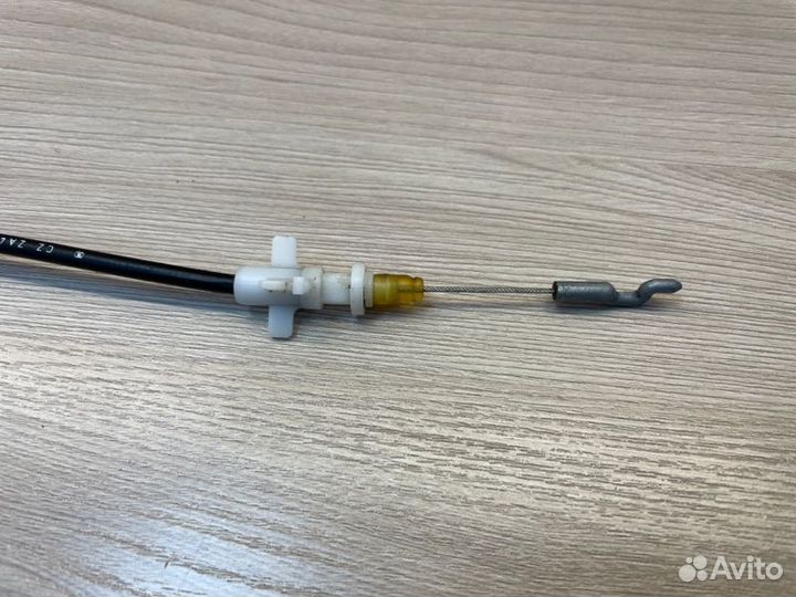 Трос замка двери задний левый Skoda Rapid