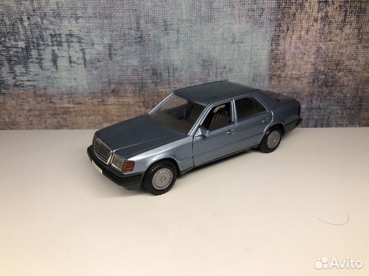 Cursor 1/35 Mercedes-Benz W124